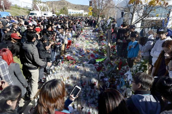 Miles homenajean al actor Paul Walker en el lugar donde falleció