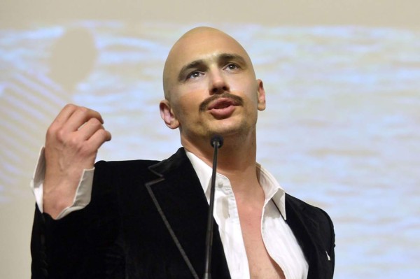 James Franco luce cabeza rapada y nuevo tatuaje en Venecia