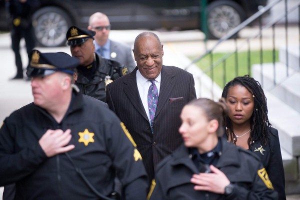 Una mujer en toples protesta ante Bill Cosby en su juicio por agresión sexual