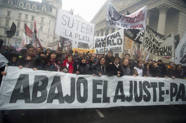 Miles de argentinos marchan contra políticas de Macri