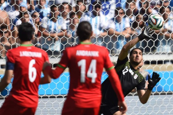 Un golazo de Messi sobre la hora clasifica a Argentina a octavos