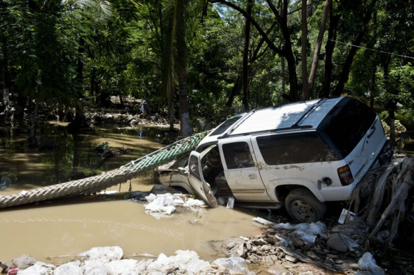 Manuel se convierte en huracán frente a costa Pacífico de México