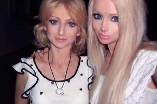 La 'Barbie humana' presenta a su familia