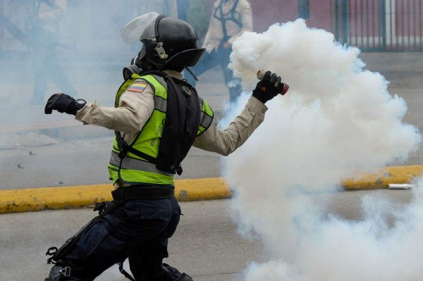 Con gases lacrimógenos impiden marcha contra Constituyente en Venezuela