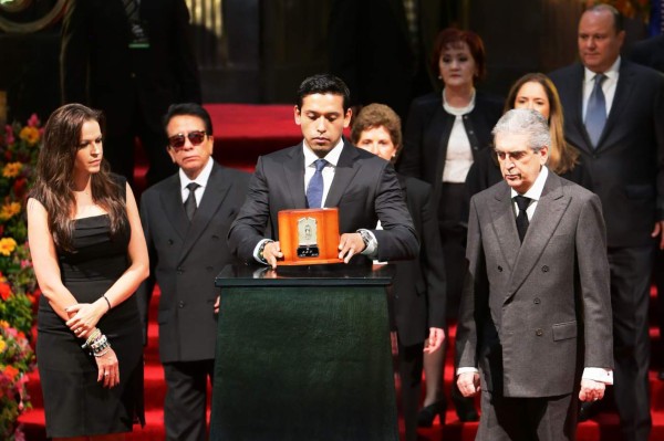 'Juan Gabriel está vivo, quien murió fue Alberto Aguilera', responde familia del cantante