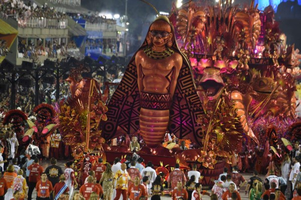 Lujo, delirio y lluvia en desfiles del Carnaval de Río