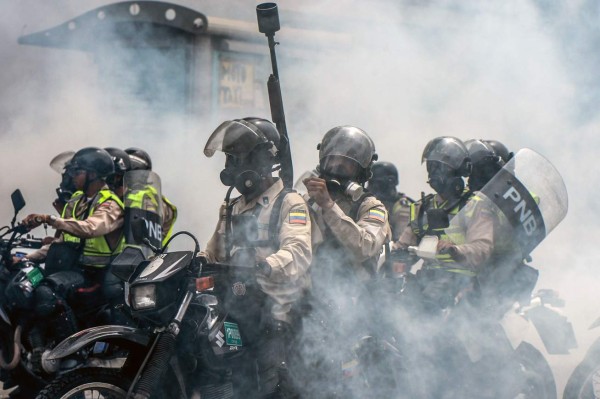 Policía de Venezuela señalada por obligar a 15 protestantes a comer heces