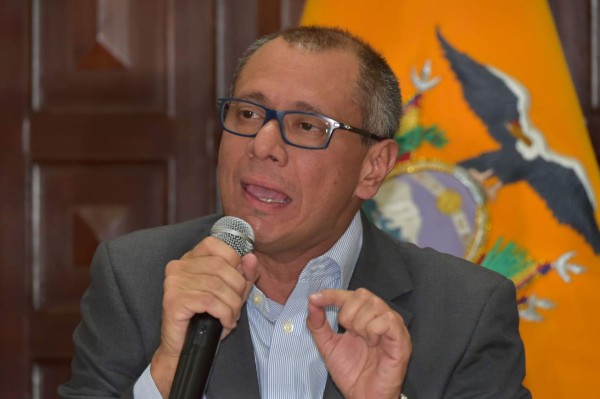 Presidente de Ecuador retira de funciones a vicepresidente