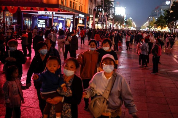China detecta 11 casos 'importados' y encadena 53 días sin contagios locales  