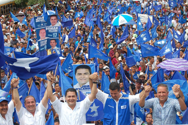 Juan Orlando Hernández continuará con el Bono 10 Mil