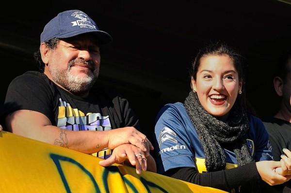 Maradona se aprovecha de los dólares que le tiraron a Blatter