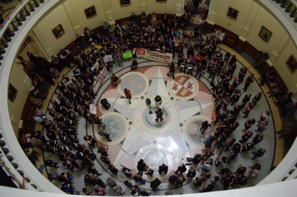 'Enséñame los papeles': Texas aprueba ley contra inmigrantes