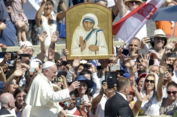 El papa Francisco proclama santa a la madre Teresa de Calcuta