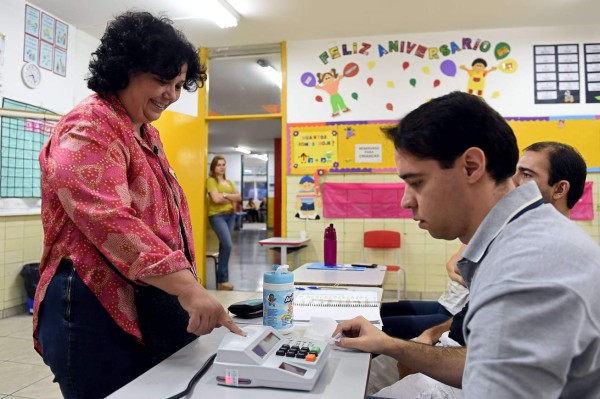 Cierra colegios electorales en Brasil y comienza conteo de votos
