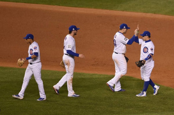 Cachorros vencen a Indios y siguen con vida en la Serie Mundial