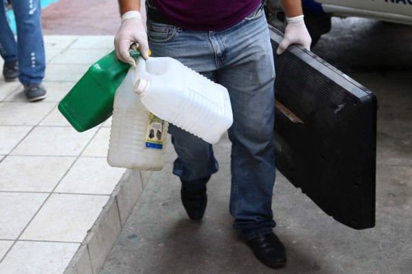 Los agentes de la Policía de Investigación decomisaron tres galones que tenían residuos de combustible.