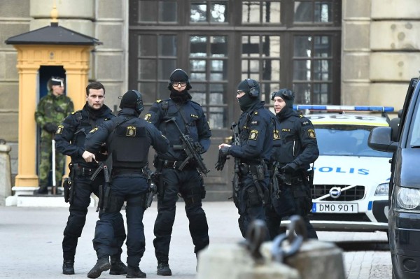 Police stand outside Stockholm Castle after a truck crashed into the Ahlens department store at Drottninggatan in central Stockholm, April 7, 2017.A truck slammed into a crowd of people outside a busy department store in central Stockholm, causing 'deaths' in what the prime minister described as a 'terror attack.' / AFP PHOTO / TT News Agency / Claudio BRESCIANI / Sweden OUT