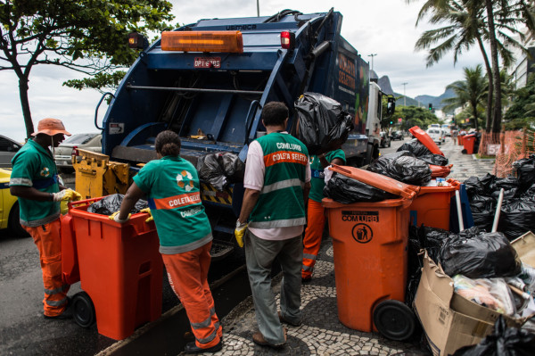 Alcalde de Río se multa a sí mismo por tirar basura al suelo