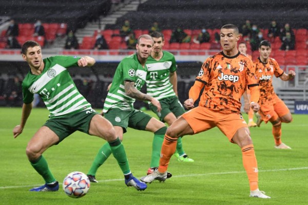 Juventus' Portuguese forward Cristiano Ronaldo (R) and Ferencvaros' Georgian defender Lasha Dvali (L) vie for the ball during the UEFA Champions League Group G football match Ferencvaros TC v Juventus at the Puskas Arena in Budapest, Hungary, on November 4, 2020. (Photo by Attila KISBENEDEK / AFP)