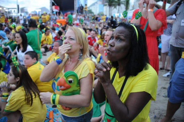 Neymar y un penal inexistente alivian el estreno de Brasil