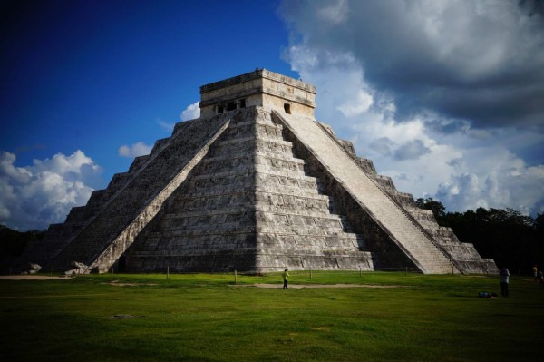 Descubren que pirámide maya está construida sobre un cenote