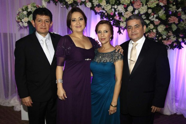 Enamorados, felices y listos para disfrutar