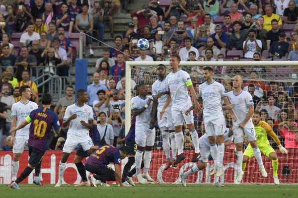 Barcelona's Argentinian forward Lionel Messi (L) kicks the ball and scores during the UEFA Champions' League group B football match FC Barcelona against PSV Eindhoven at the Camp Nou stadium in Barcelona on September 18, 2018. / AFP PHOTO / LLUIS GENE