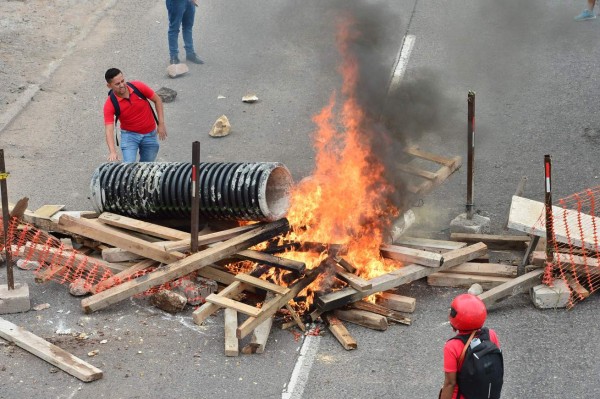 Policía dispersa protesta de maestros y médicos en Tegucigalpa