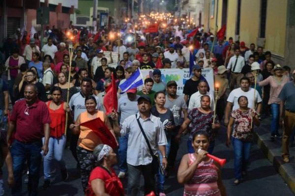 Se encienden las antorchas en contra de decretos en salud y educación