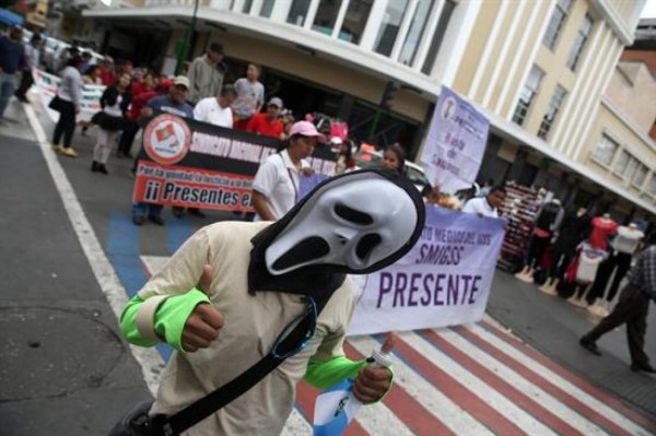Guatemaltecos rechazan corrupción en 72 aniversario de la Revolución de 1944   
