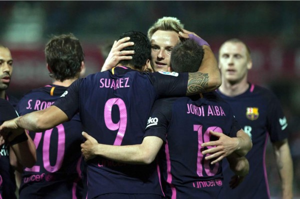 El Barça golea el Granada y sigue a la estela del Real Madrid