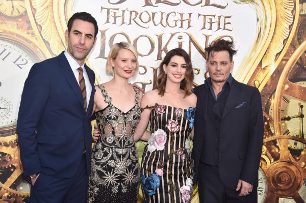 Anne Hathaway destaca en premiere de 'Alicia a través del espejo'