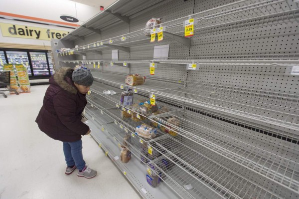 MHR01. ALEXANDRÍA (VA, EE.UU.), 21/01/2016.- Clientes se abastecen ara prepararse ante la proximidad de la tormenta de nieve Jonas, en Alexandría, Virginia (EE.UU.) hoy, jueves 21 de enero de 2016. Se espera que este próximo fin de semana la tormenta de nieve arribe a la región. EFE/MICHAEL REYNOLDS