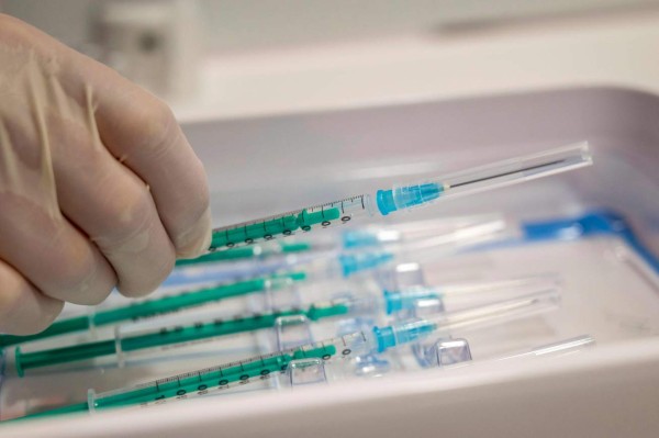 Laboratorios prometen 3,500 millones de dosis anticovid