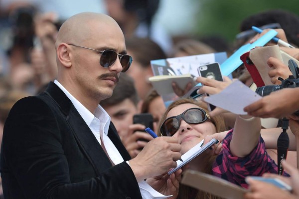 James Franco luce cabeza rapada y nuevo tatuaje en Venecia