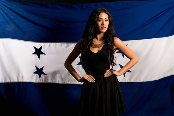 Miss Honduras posa con bandera al revés en Miss Universo 2013