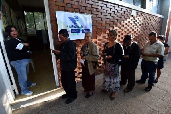 Guatemaltecos comienzan a votar en segunda ronda de elección presidencial
