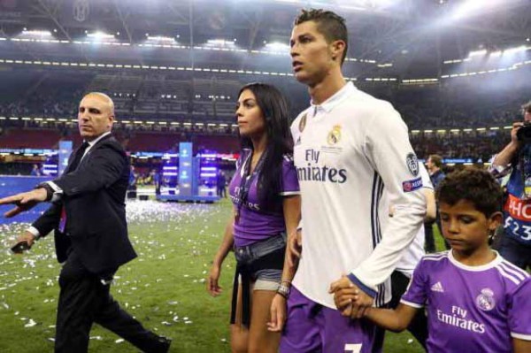 Video: Cristiano Ronaldo festejó con su novia y lanzó dardos a sus críticos