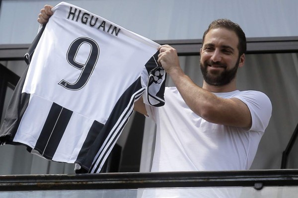 Higuaín fue recibido por una multitud de aficionados de la Juve