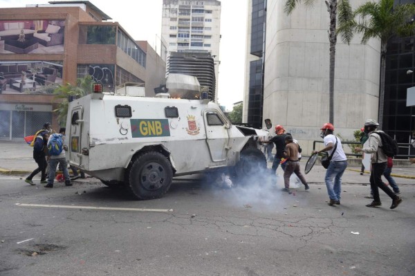 Venezuela: Una tanqueta de la policía militar arrolla a opositores