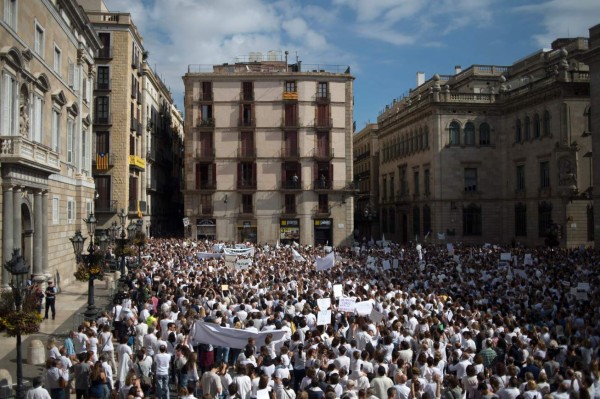 TOPSHOT - Protesters attend a demonstration called by the 'Let's talk' (Parlem,Hablemos) association for dialogue in Catalonia in October 07, 2017 in Barcelona.Spain braced for more protests despite tentative signs that the sides may be seeking to defuse the crisis after Madrid offered a first apology to Catalans injured by police during their outlawed independence vote. / AFP PHOTO / Jorge GUERRERO