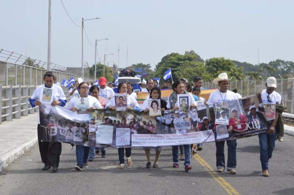 Madres hondureñas caminan por México en busca de sus hijos