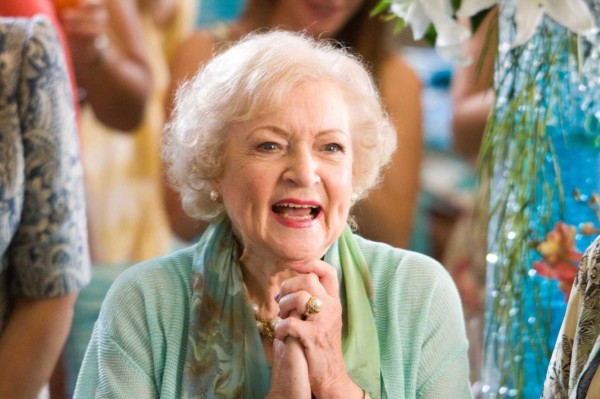 Recauda fondos para 'proteger' a Betty White de morir en 2016