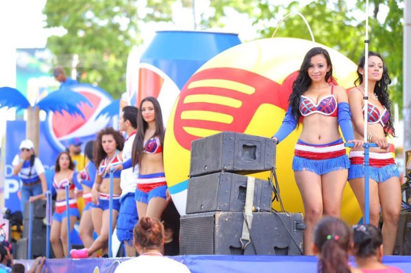 Arranca desfile de carrozas en la feria juniana de San Pedro Sula