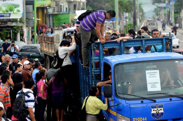 Los transportistas aseguraron hoy que sus empleados han sido obligados a acatar el paro por las amenazas de pandilleros y por la muerte de 6 conductores de autobuses en las últimas 48 horas.