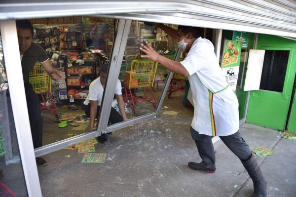 Siguen protestas violentas en México a casi un mes de desaparición estudiantes