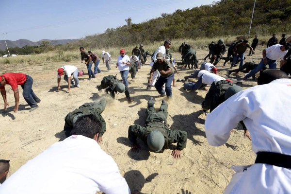 Ministro venezolano dice 30,000 milicianos se alistaron para defender al país