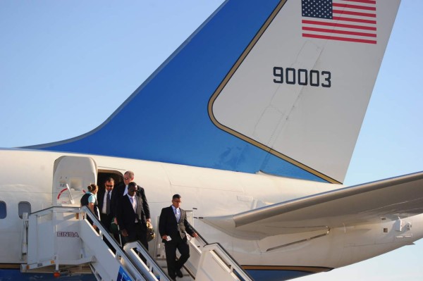 Minnie Miñoso 'se cuela' en el avión de la comitiva de Kerry