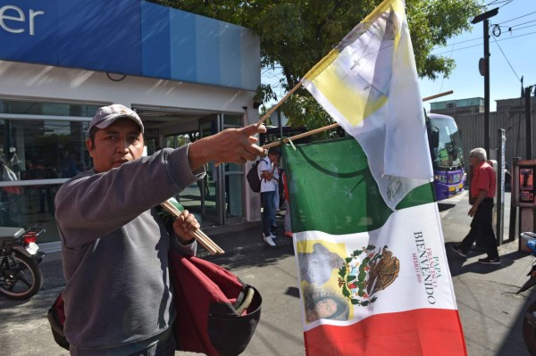 Mexicanos reciben al Papa con gigantesca valla humana de luz