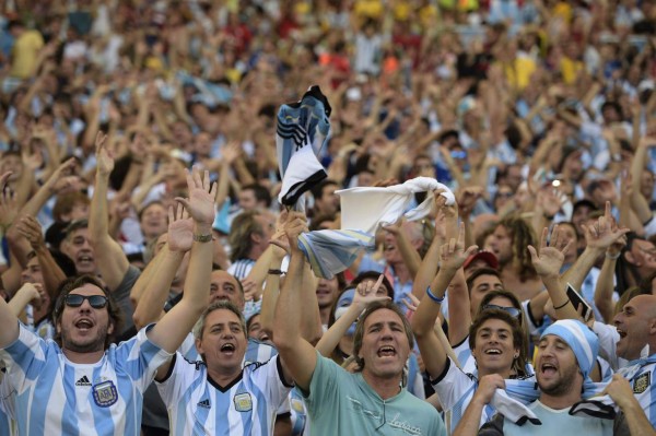 Hinchas de Argentina y Alemania disfrutan de la fiesta de la final